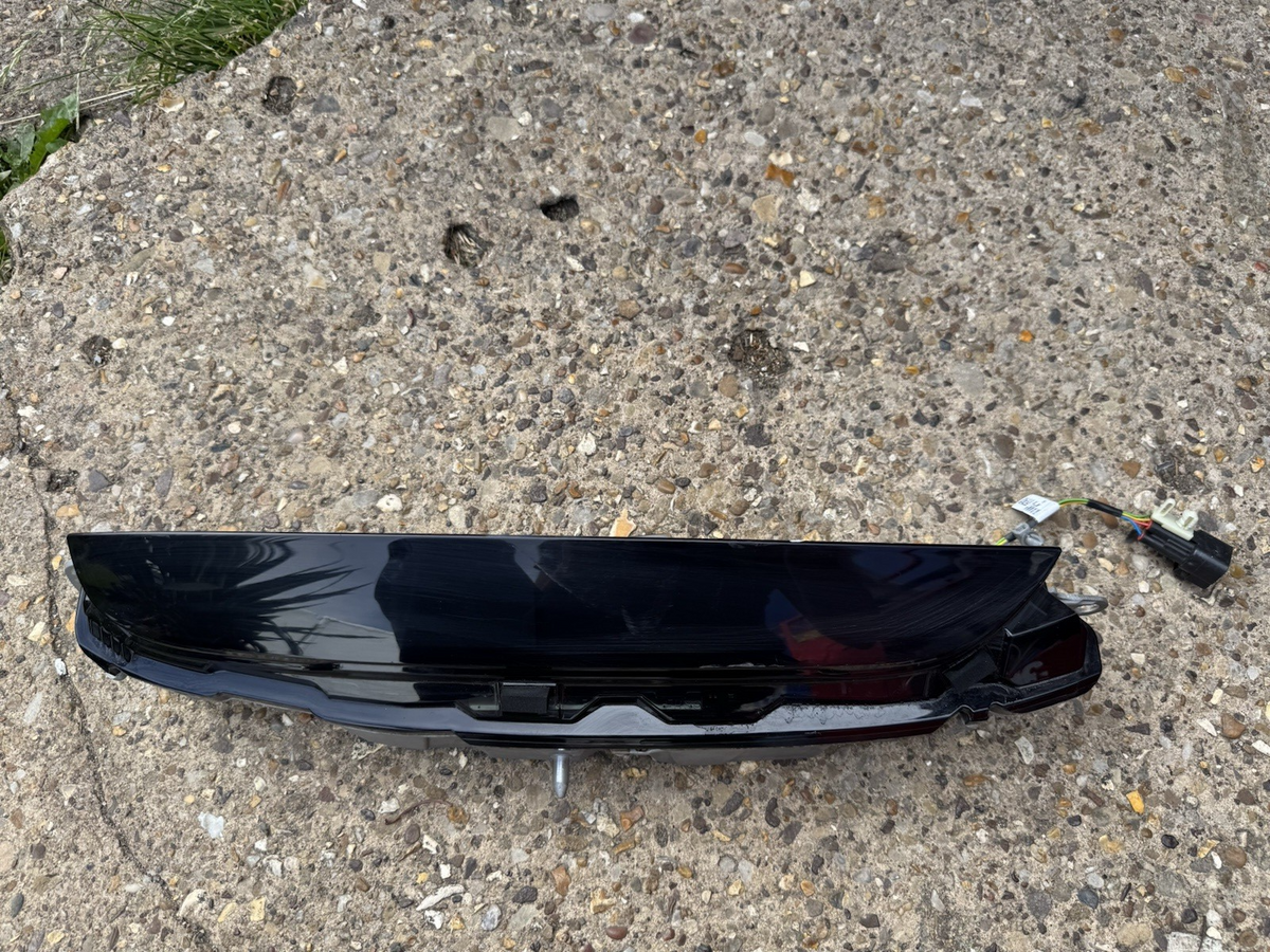 Range Rover Vogue L460 Rear Left Side Light 2022 ON M8E2-13405 Genuine *DAMAGED*