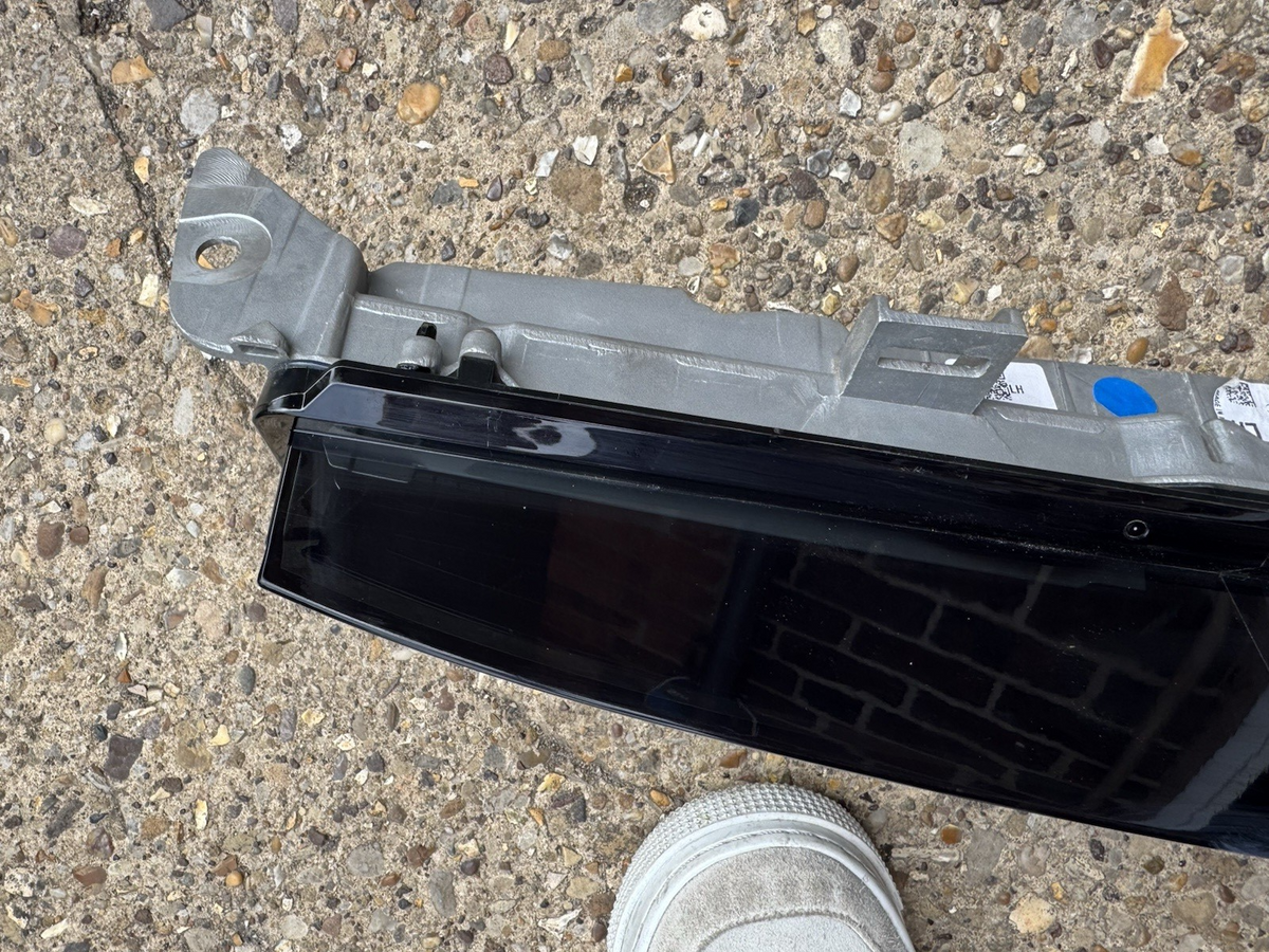 Range Rover Vogue L460 Rear Left Side Light 2022 ON M8E2-13405 Genuine *DAMAGED*