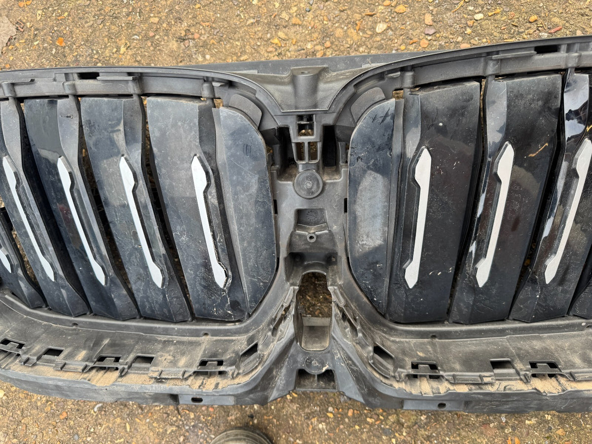 KISI-KISI AKTIF SALURAN UDARA BMW X5 G05 (DIJUAL RUSAK / UNTUK SPARE PART) 226775