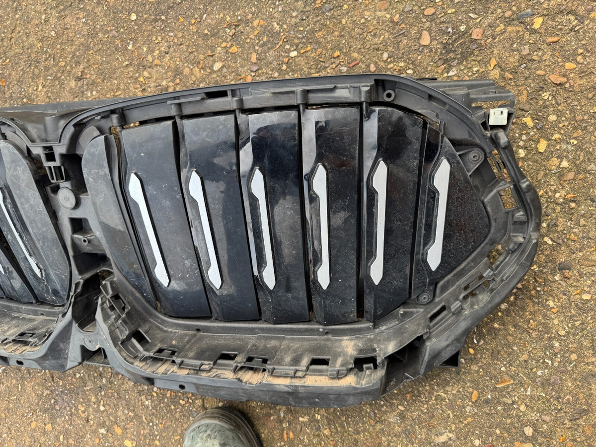KISI-KISI AKTIF SALURAN UDARA BMW X5 G05 (DIJUAL RUSAK / UNTUK SPARE PART) 226775