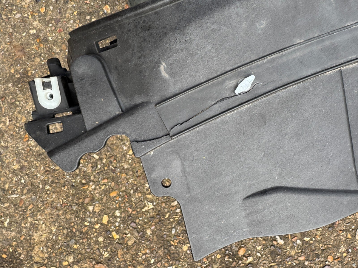 KISI-KISI AKTIF SALURAN UDARA BMW X5 G05 (DIJUAL RUSAK / UNTUK SPARE PART) 226775