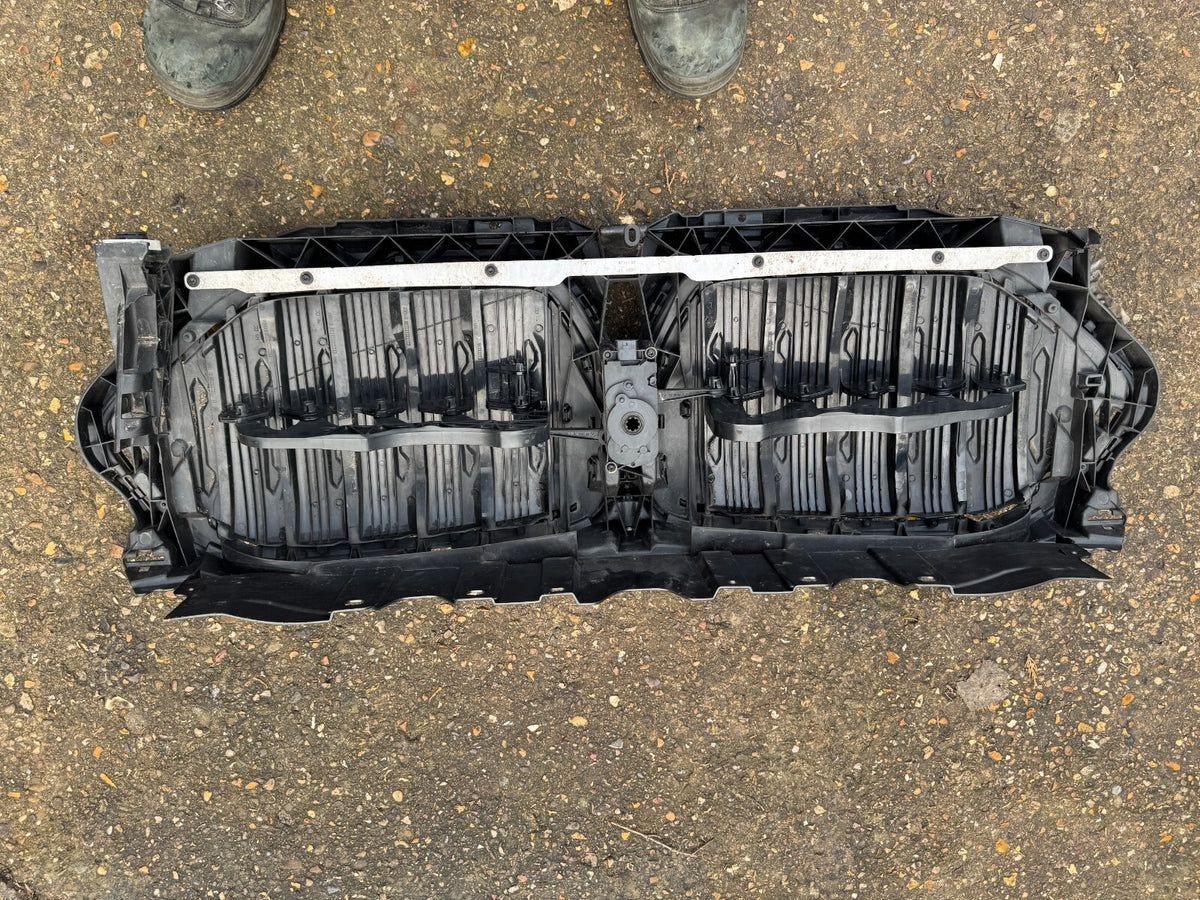 KISI-KISI AKTIF SALURAN UDARA BMW X5 G05 (DIJUAL RUSAK / UNTUK SPARE PART) 226775
