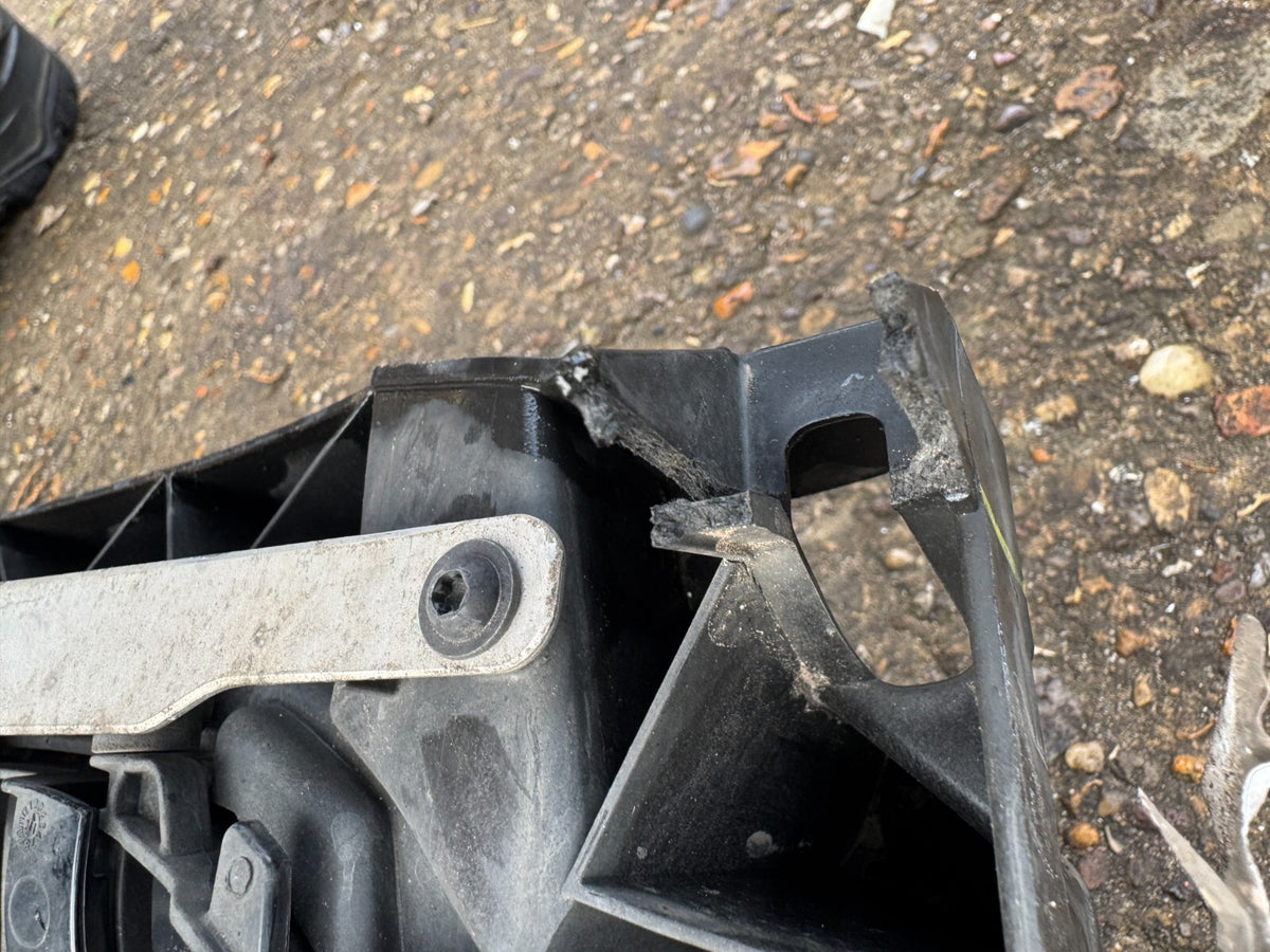 KISI-KISI AKTIF SALURAN UDARA BMW X5 G05 (DIJUAL RUSAK / UNTUK SPARE PART) 226775