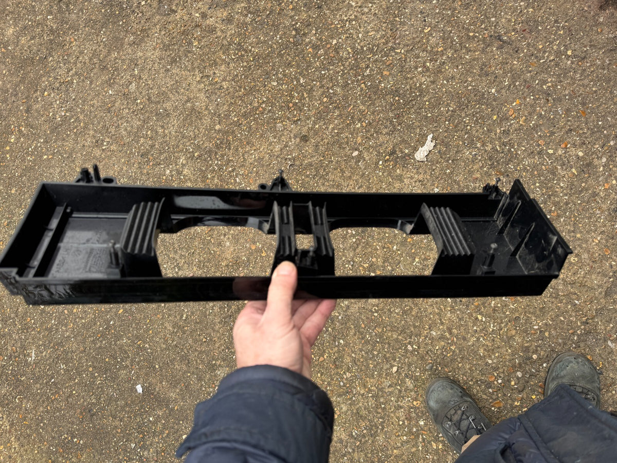 Trim lampu belakang kiri L8B2-13B667-AA LAND ROVER DEFENDER L663 II 2020-