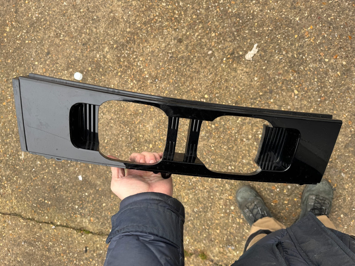 Trim lampu belakang kiri L8B2-13B667-AA LAND ROVER DEFENDER L663 II 2020-
