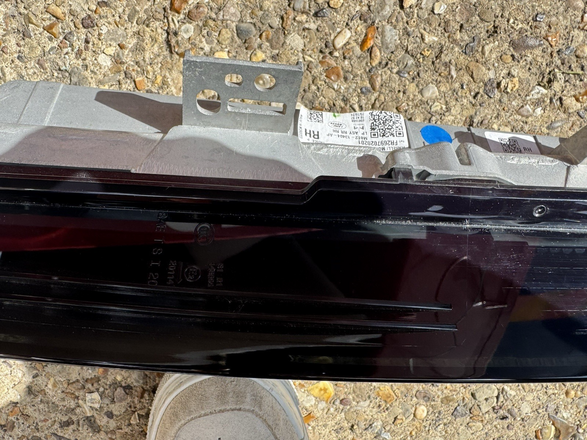 Range Rover Vogue L460 LED Tail Light right 2022 on M8E2-13404-AL Genuine