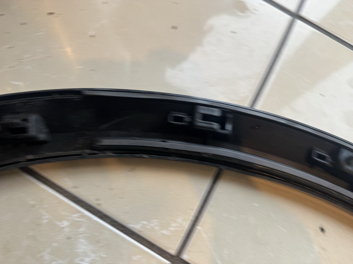 AUDI Q6 E TRON PHẢI CHÍNH HÃNG 2024 trên Ốp Viền Cua Lốp 85H-853-718 B