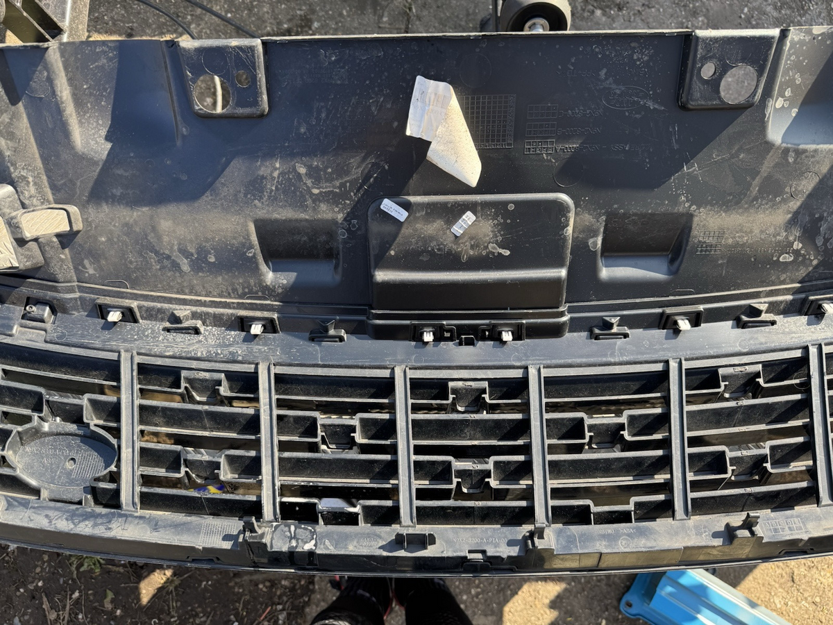 RANGE ROVER SPORT FRONT BUMPER Upper Grill 2022 on SUV GENUINE pn N9X2-8200-A