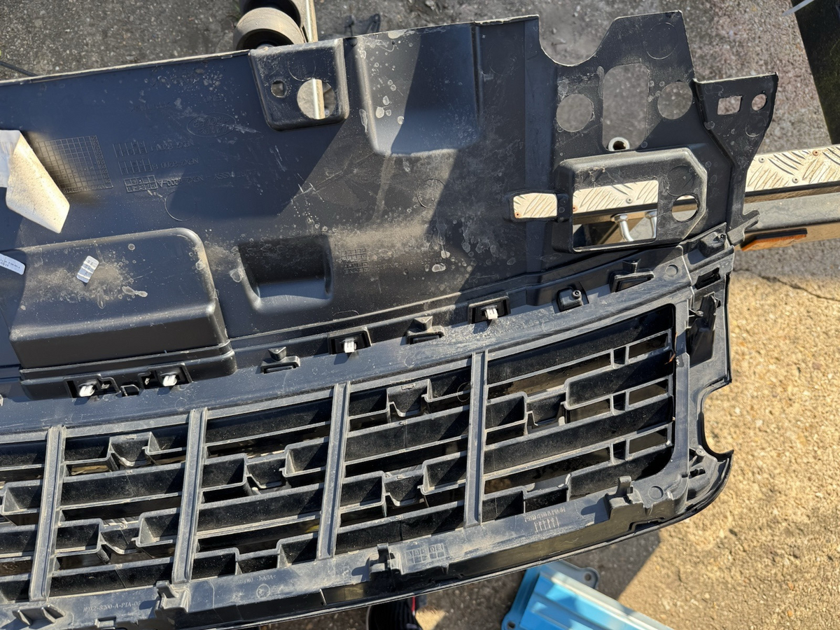 RANGE ROVER SPORT FRONT BUMPER Upper Grill 2022 on SUV GENUINE pn N9X2-8200-A