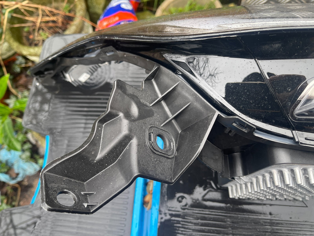 Genuine Land Rover Discovery V (L462) MY42-13W029-GB LED HIGH SPEC Right DAMAGED
