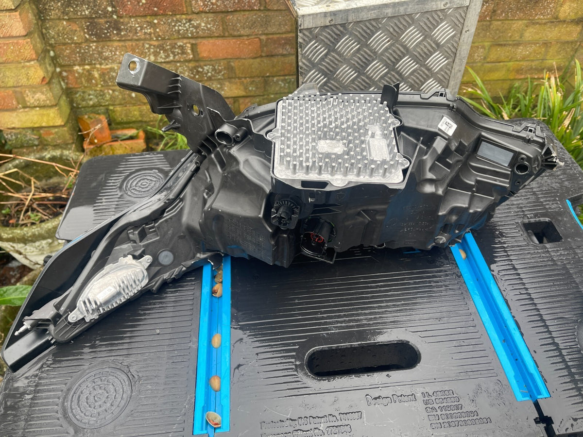 Genuine Land Rover Discovery V (L462) MY42-13W029-GB LED HIGH SPEC Right DAMAGED