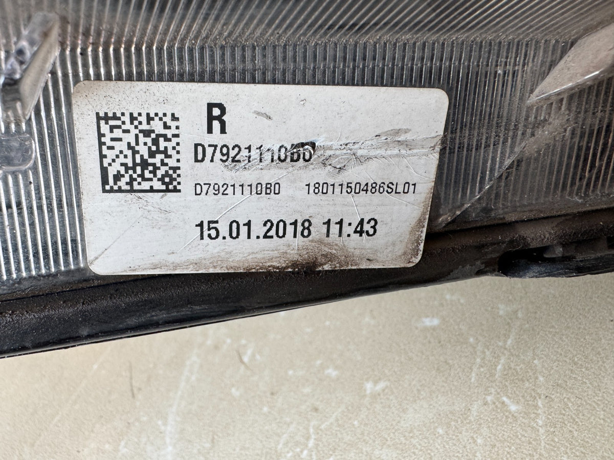 HYUNDAI TUCSON 2015-2018 RIGHT SIDE GENUINE HEADLIGHT 92102-D7110 SPARES/REPAIR