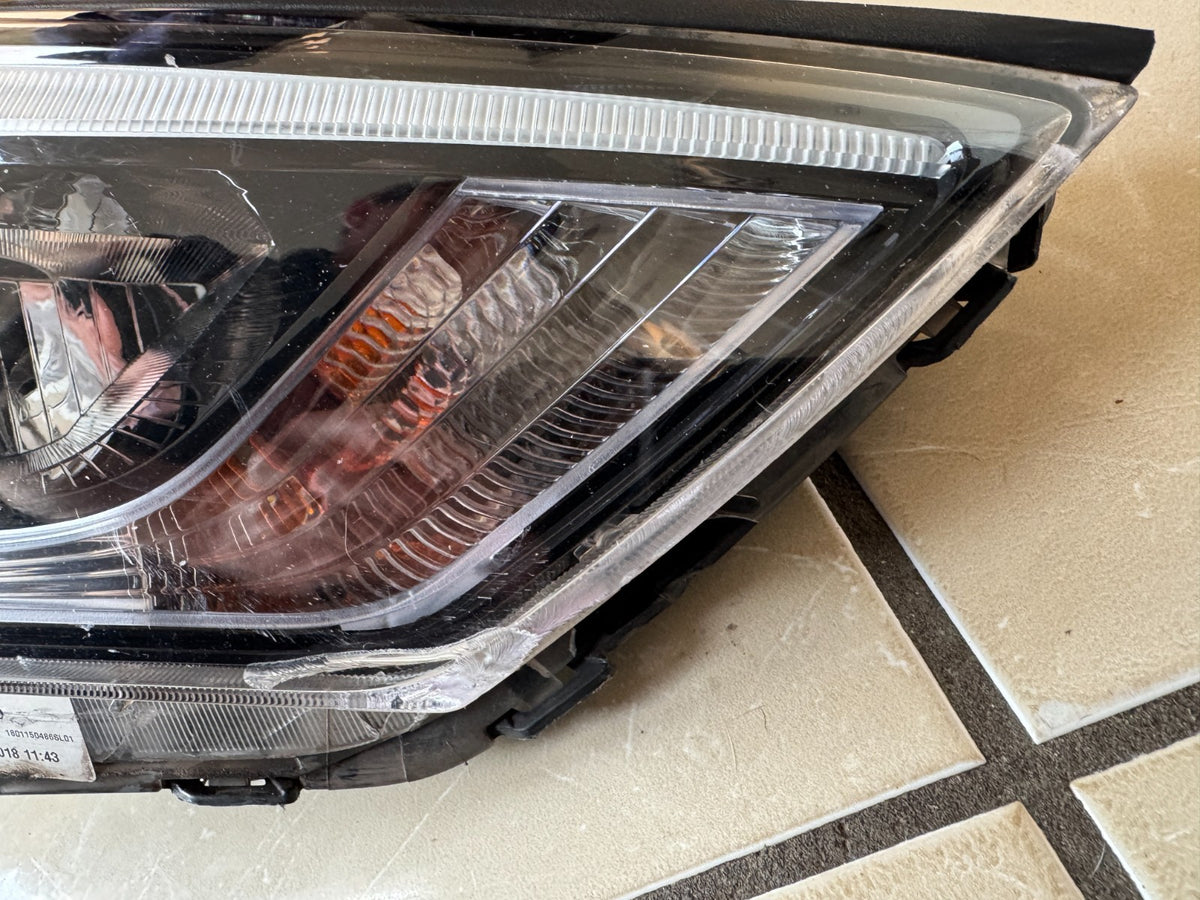 HYUNDAI TUCSON 2015-2018 RIGHT SIDE GENUINE HEADLIGHT 92102-D7110 SPARES/REPAIR