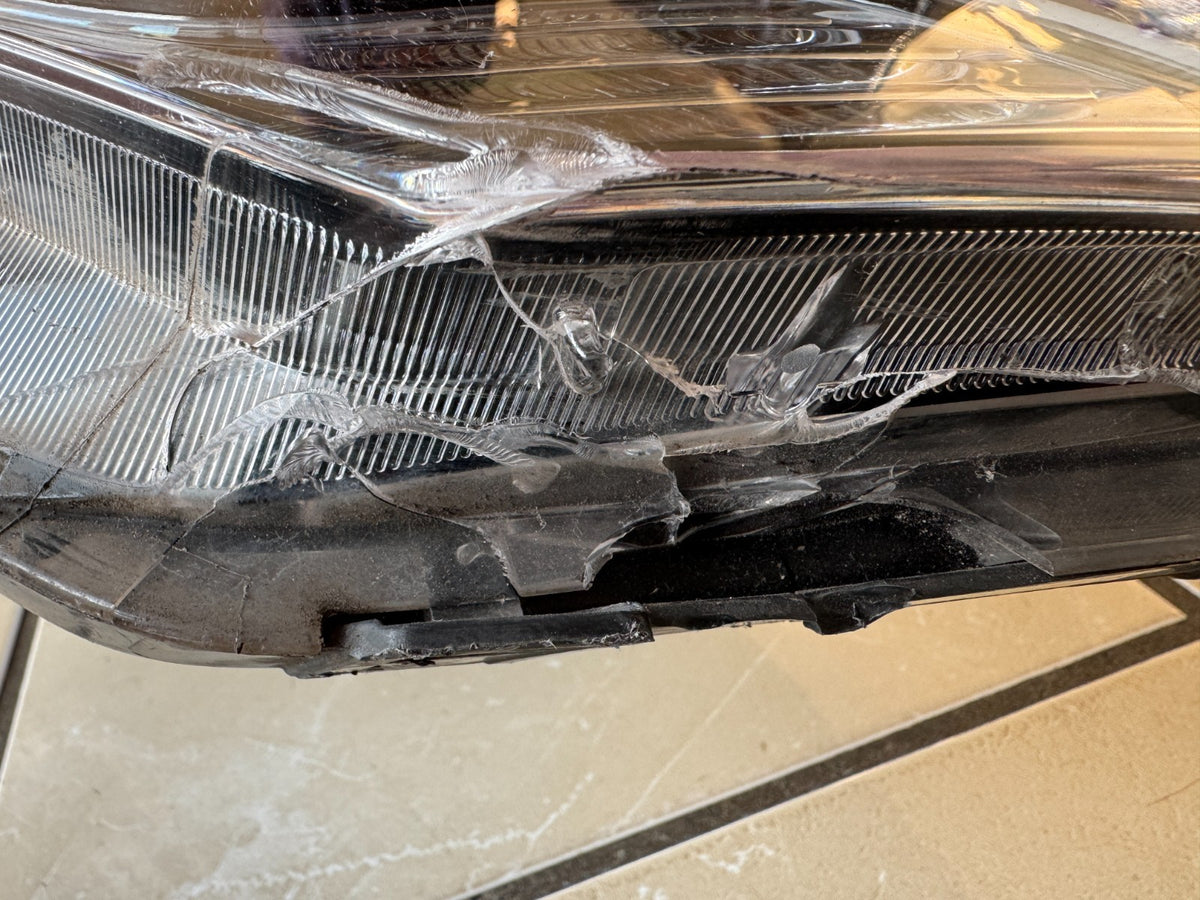 HYUNDAI TUCSON 2015-2018 RIGHT SIDE GENUINE HEADLIGHT 92102-D7110 SPARES/REPAIR