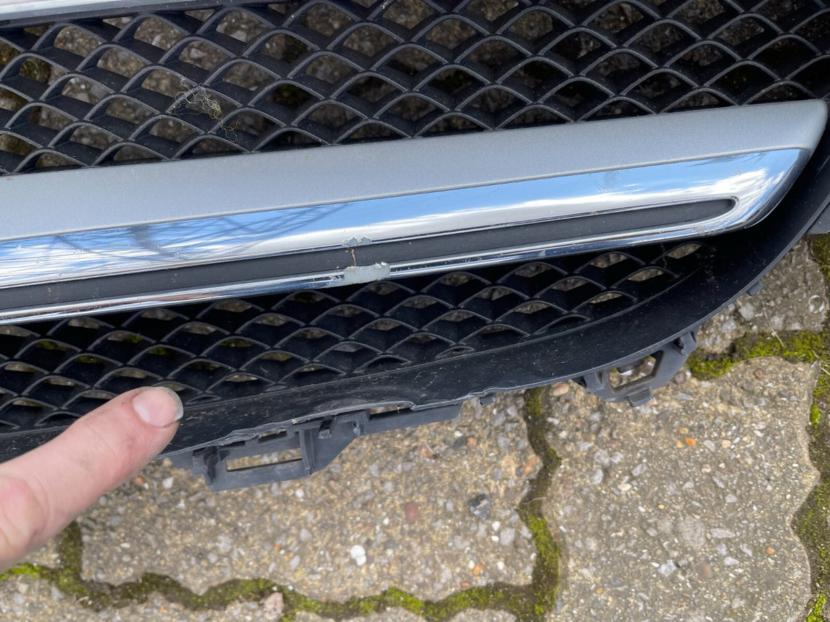 E class silver grill/grille 2016 Part no A2138880123 Damaged