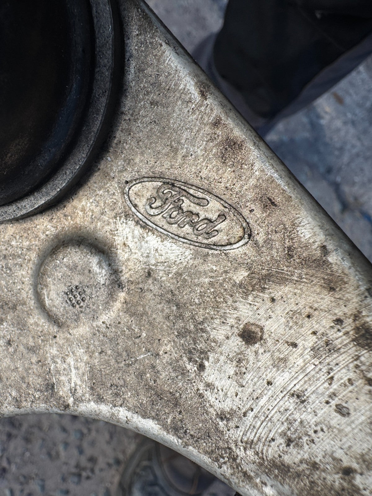 Arm Sayap Atas Depan Kanan Suspensi Original Ford Ranger