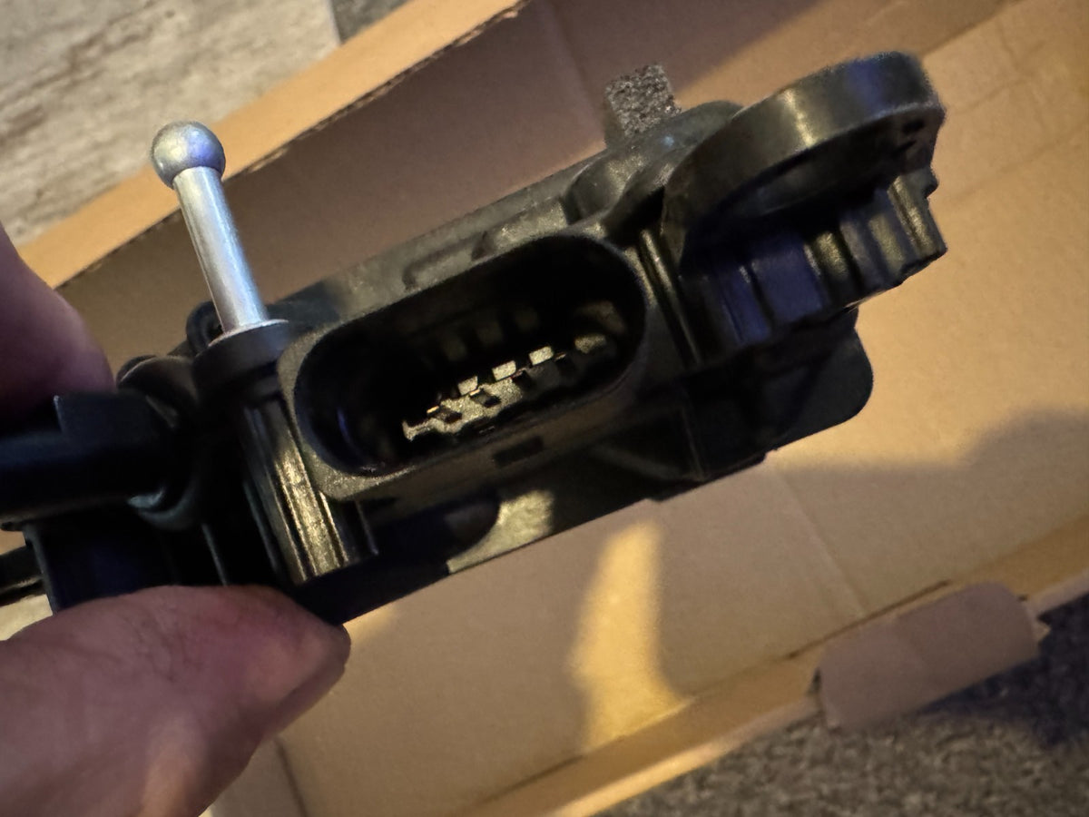 m8e2-404c10-cc Range Rover actuator L460 LEFT HAND LOWER LR153799