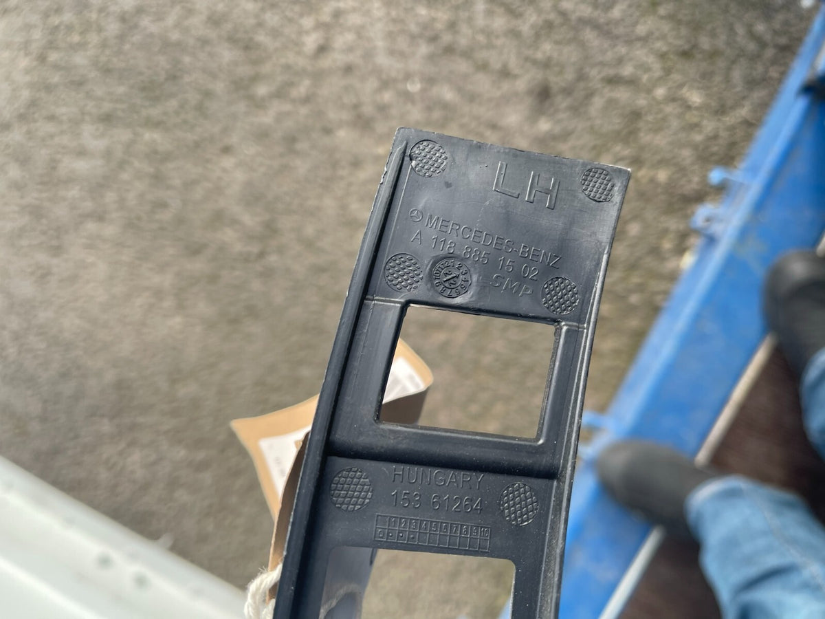 Giá Đỡ Cản Sau Bên Trái MERCEDES-BENZ CLA C118 A1188851502 CHÍNH HÃNG MỚI
