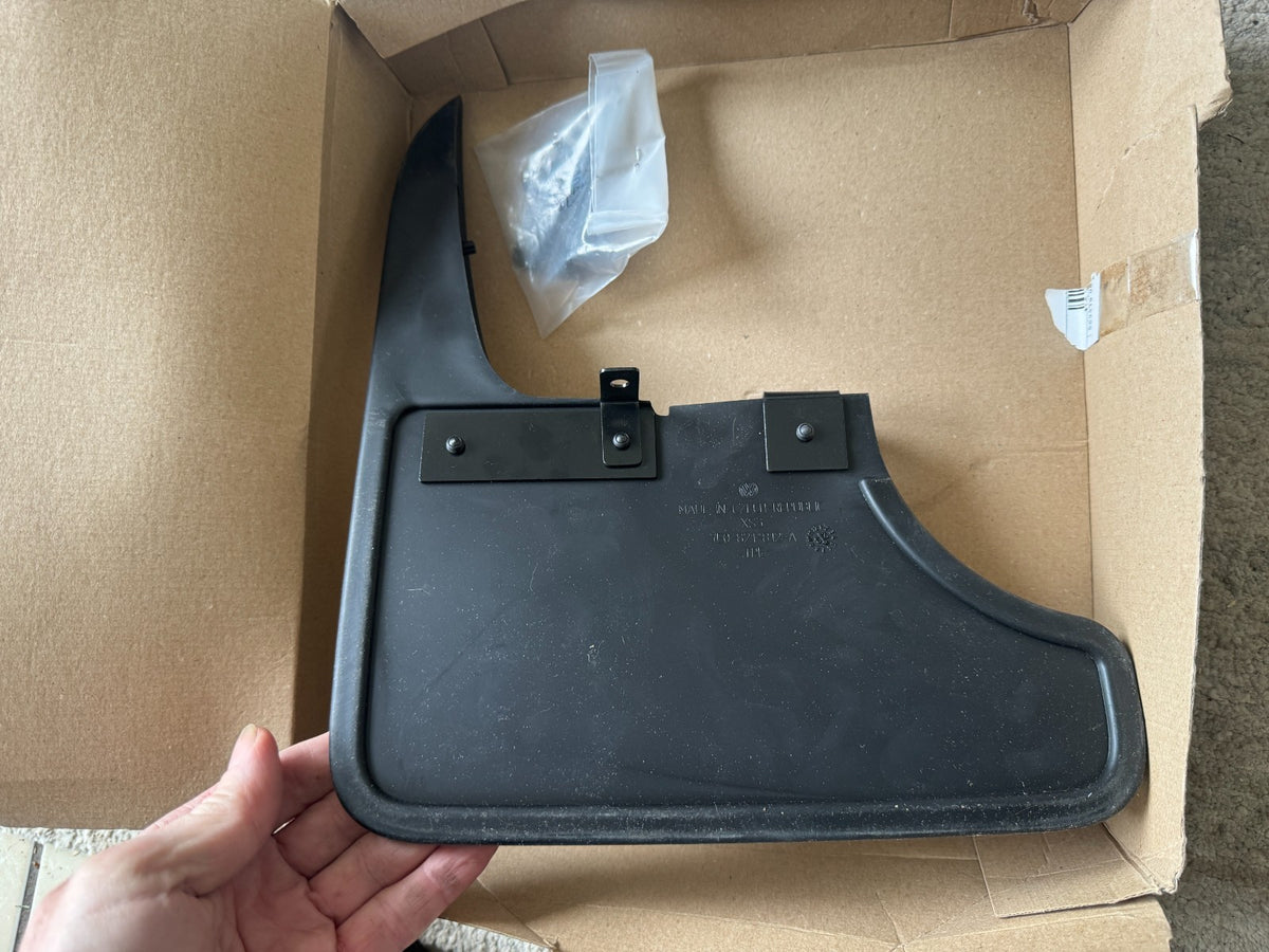 MỚI CHÍNH HÃNG Chắn bùn sau bên phải VOLKSWAGEN TRANSPORTER T6 7E0898812