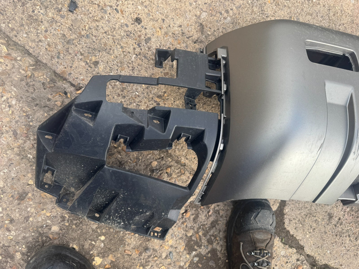 LANDROVER DEFENDER L663 BAGIAN TENGAH BUMPER BELAKANG 2020 ke atas ORIGINAL L8B217D781A