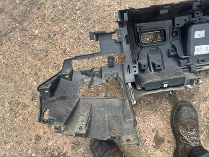 LANDROVER DEFENDER L663 BAGIAN TENGAH BUMPER BELAKANG 2020 ke atas ORIGINAL L8B217D781A
