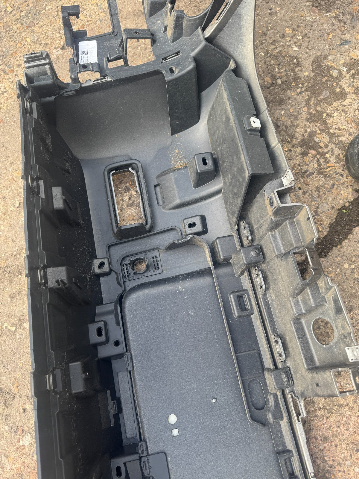 LANDROVER DEFENDER L663 BAGIAN TENGAH BUMPER BELAKANG 2020 ke atas ORIGINAL L8B217D781A
