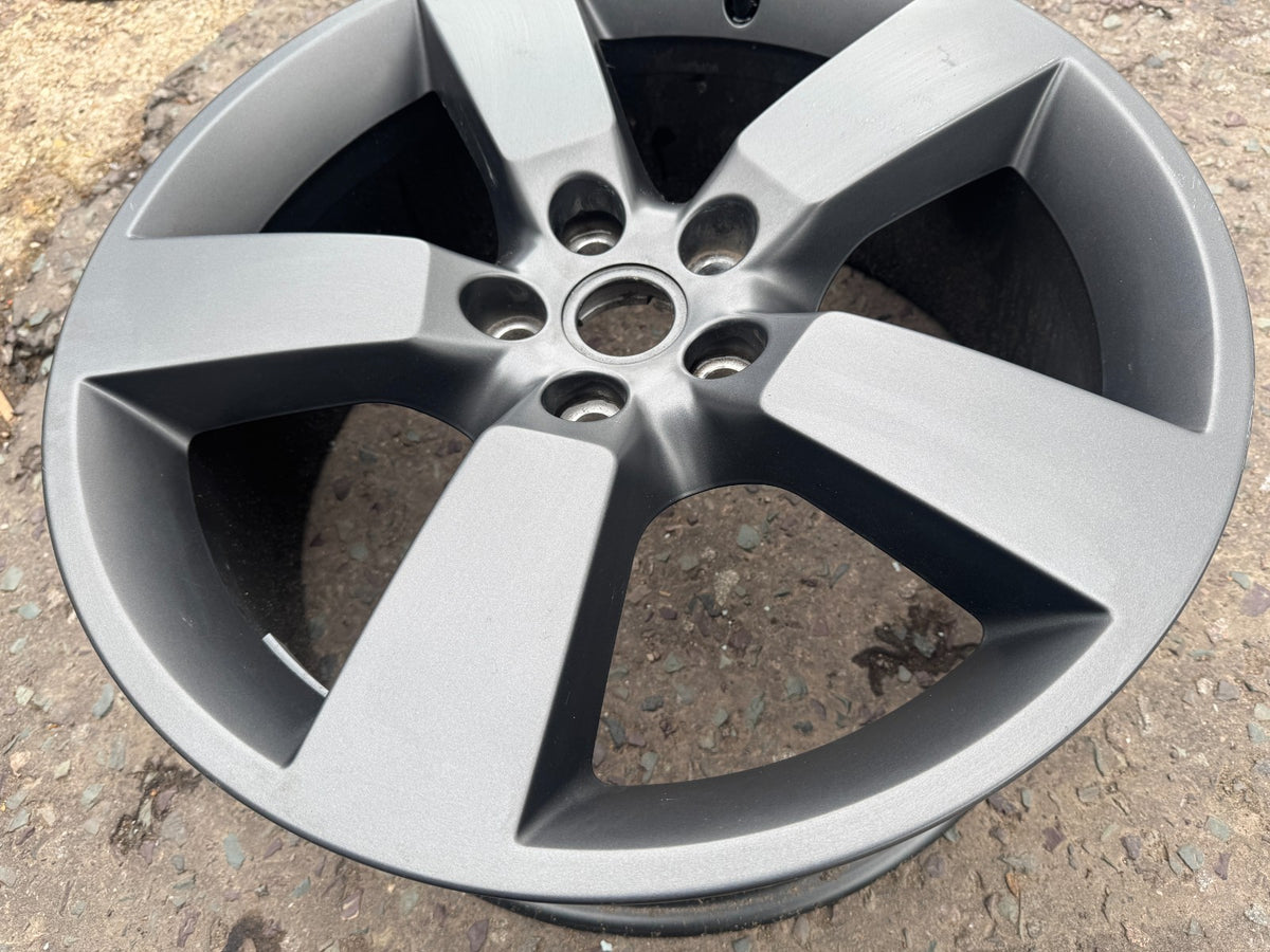 Land Rover Defender L663 Velg 20" Abu-Abu Gelap L8B21007HA 2020-2025