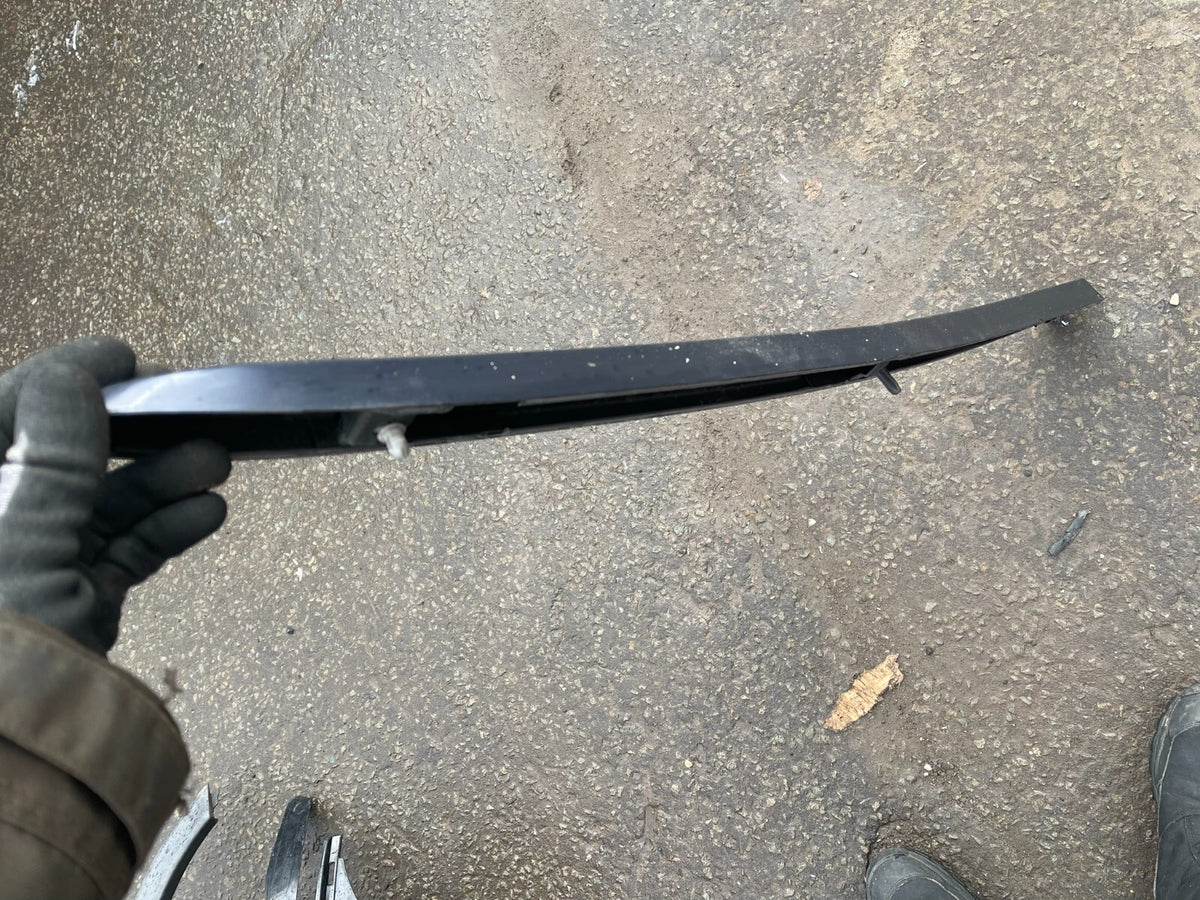 VOLVO XC90 R-DESIGN  DOOR STRIP LEFT FRONT LOWER ORIGINAL 31347654
