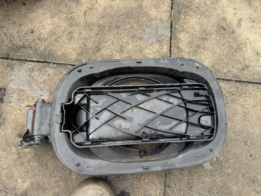 Range Rover L460 PHEV Charge Port Housing Flap M8E2-405C55-AD No Cover 2022-On