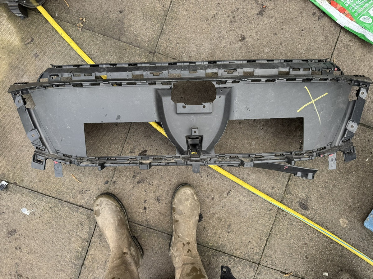 Peugeot 3008 5008 MK3 2024-2026 Front Bumper Grille Support 9843792880 Damaged