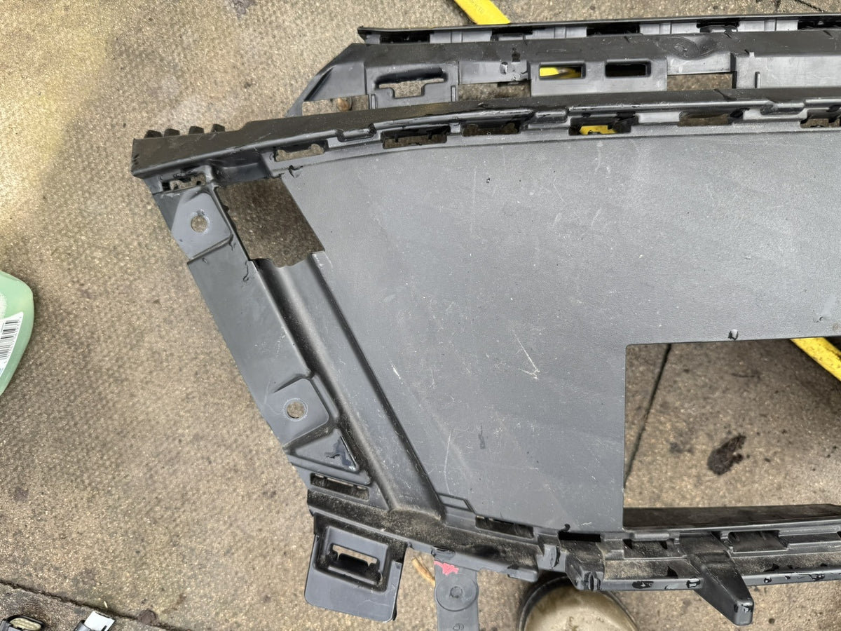 Peugeot 3008 5008 MK3 2024-2026 Front Bumper Grille Support 9843792880 Damaged