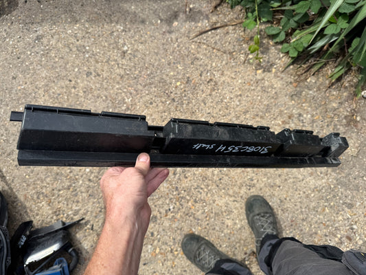 VOLVO S90 KÜSZÖBSPOILER TARTÓ KONZOL KÖZÉPSŐ BAL OLDAL 31386131