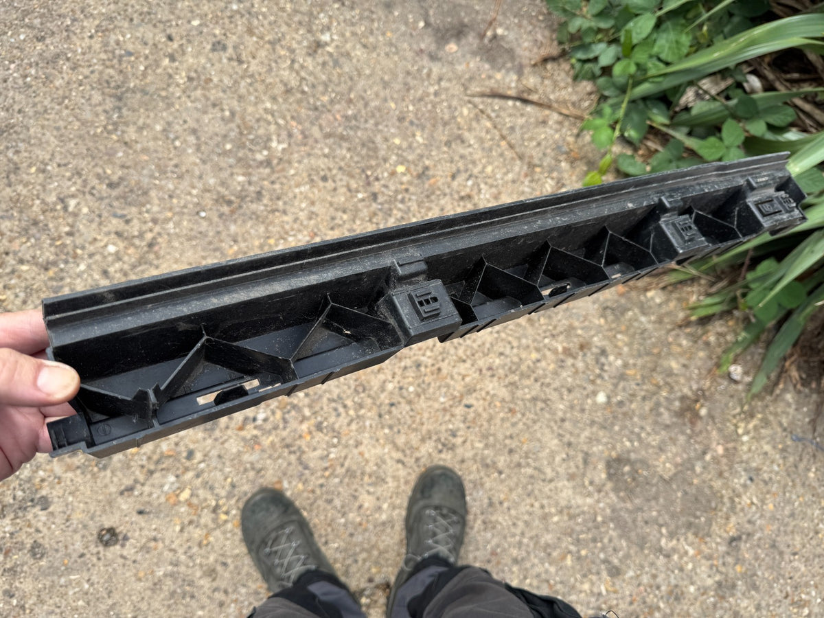 VOLVO S90 SIDE SKIRT MOUNT BRACKET CENTRE LEFT SIDE 31386131