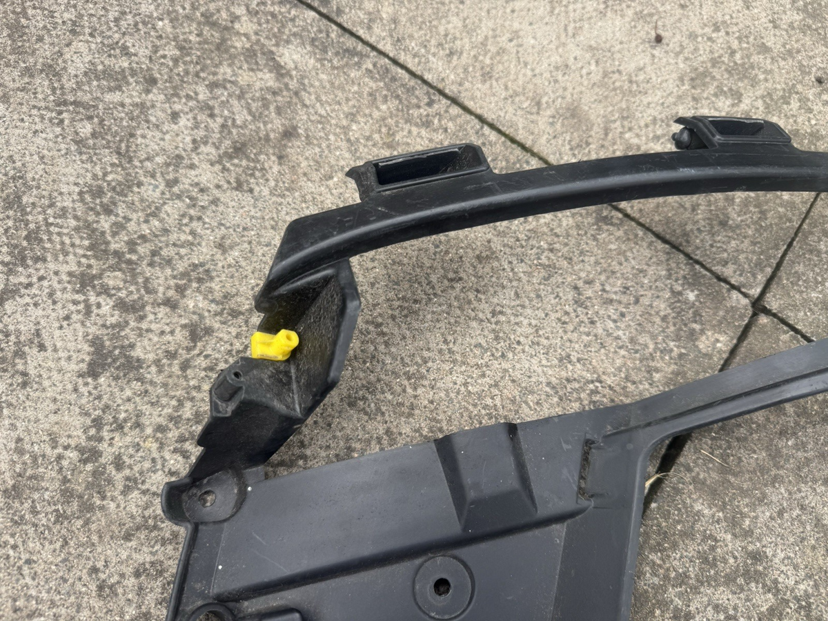 Range Rover Velar Braket Lampu Kabut Kanan Depan 2017-2023 J8A2-15266-BA Original