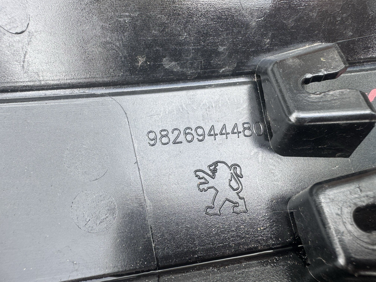 PEUGEOT 208 2019-2026 MK2 P21 行李箱蓋 / 尾門亮面飾板 9826944480