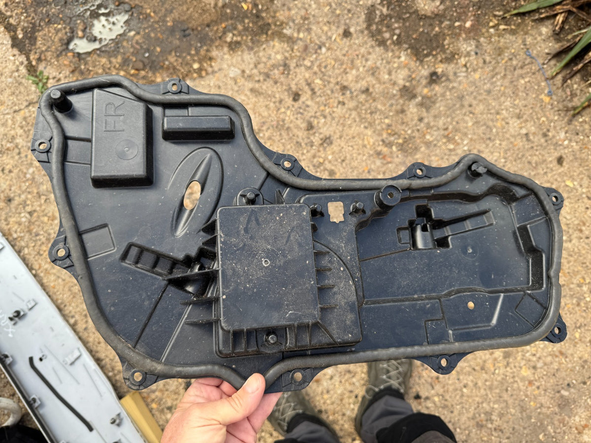 GENUINE RANGE ROVER EVOQUE L551 2024 ON FRONT RIGHT SIDE DOOR PANEL TRIM