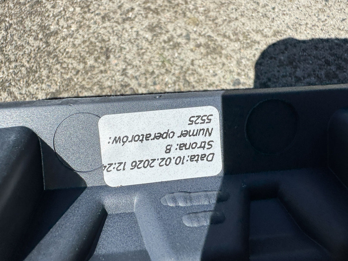 LAND ROVER DEFENDER L663 กระจังหน้าตัวล่าง สีดำ M8B2-17H750-C