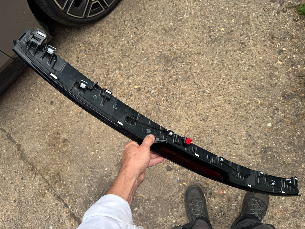 Toyota 3rd level brake light bar damaged 47-138 koito 148r000428