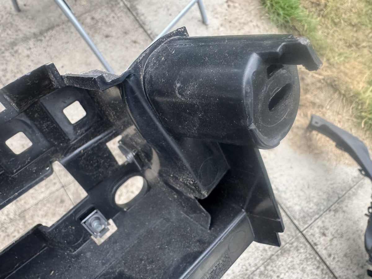 LAND ROVER DEFENDER L663 2020-2026 FRONT BUMPER BRACKET L8B2-17A793-A SPARES