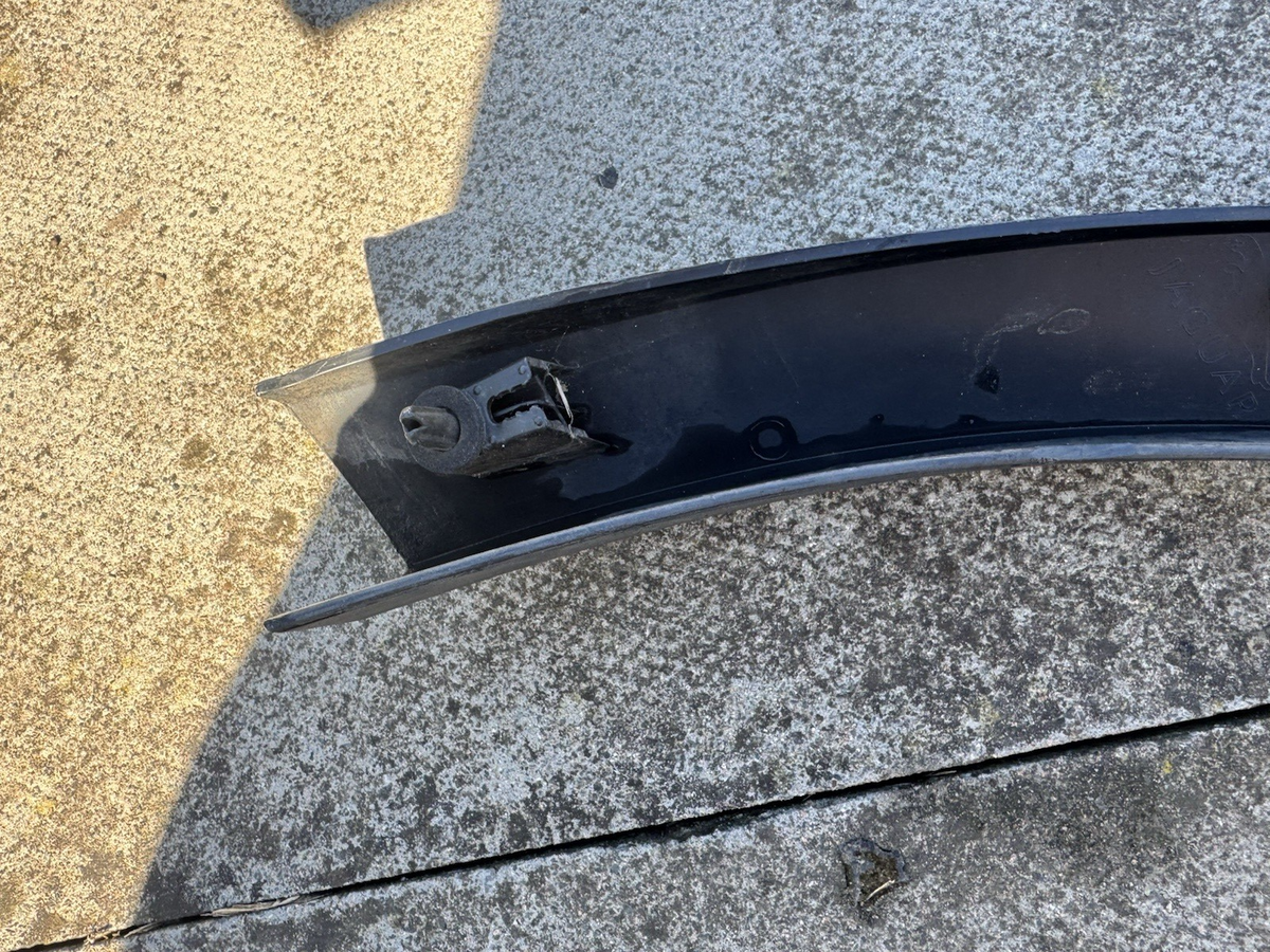JAGUAR E-PACE 2020 TRIM OVER FENDER MOULDING BELAKANG SISI KANAN J9C3-290E22B