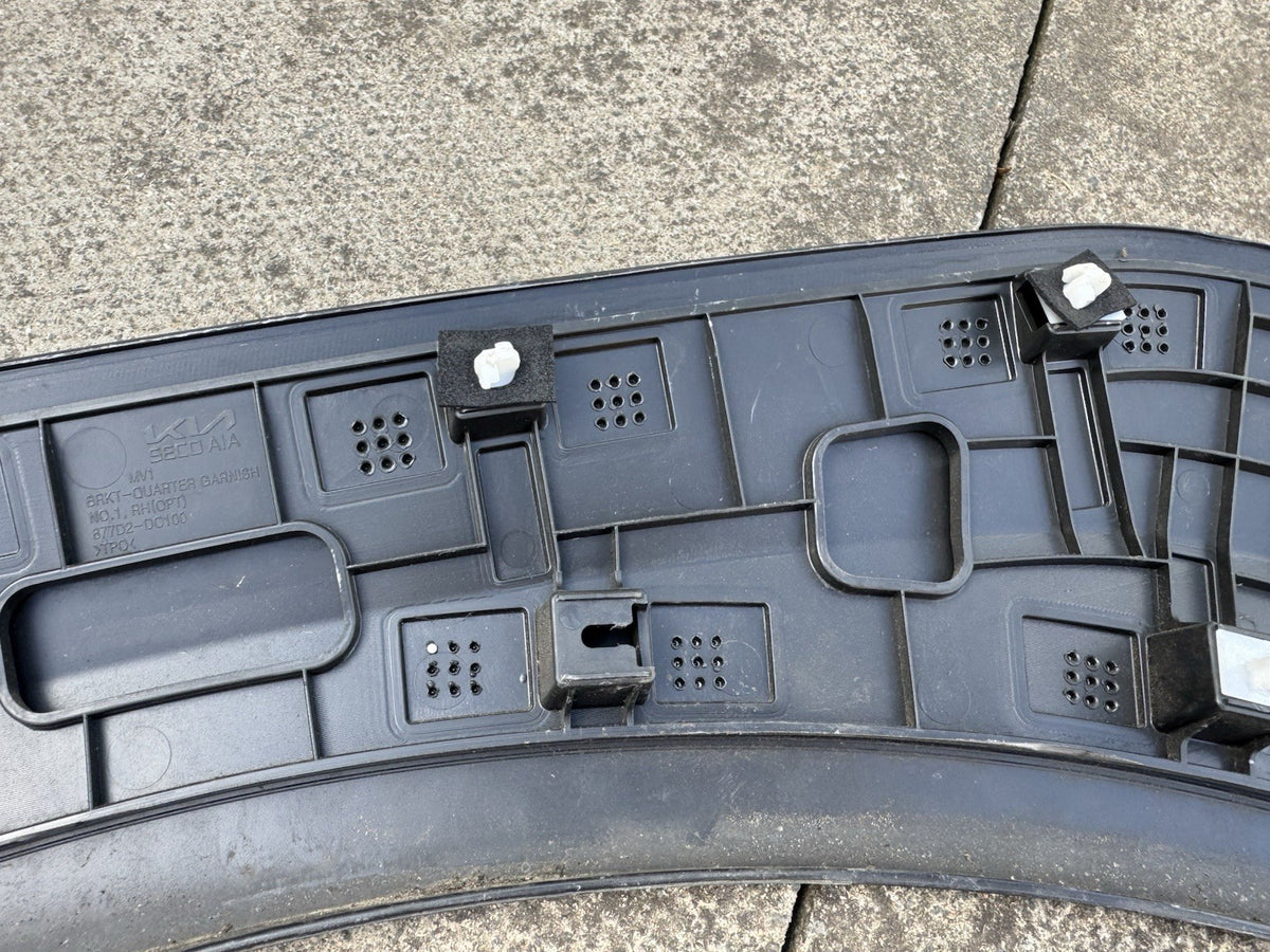 Ốp hông sườn xe Kia 877D2-DO100 RH 2023on