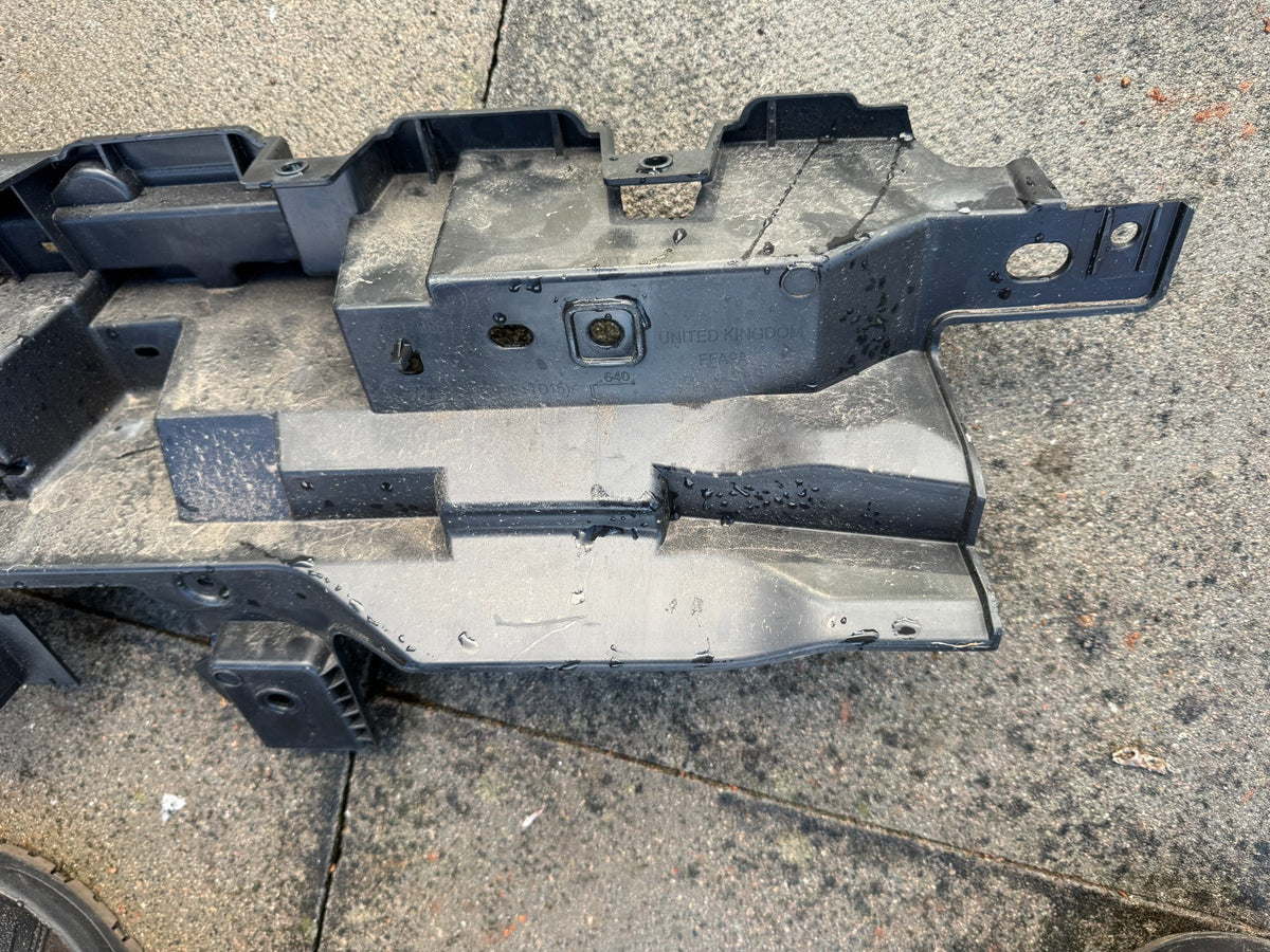GENUINE RANGE ROVER SPORT L461 BREKET TENGAH BUMPER BELAKANG 2022 ke atas N9X217B861A