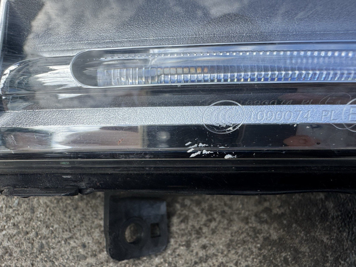 ĐÈN SƯƠNG MÙ TÍCH HỢP ĐÈN BAN NGÀY DRL TRƯỚC BÊN PHẢI CHÍNH HÃNG LAND ROVER DISCOVERY HK83-15200-AF
