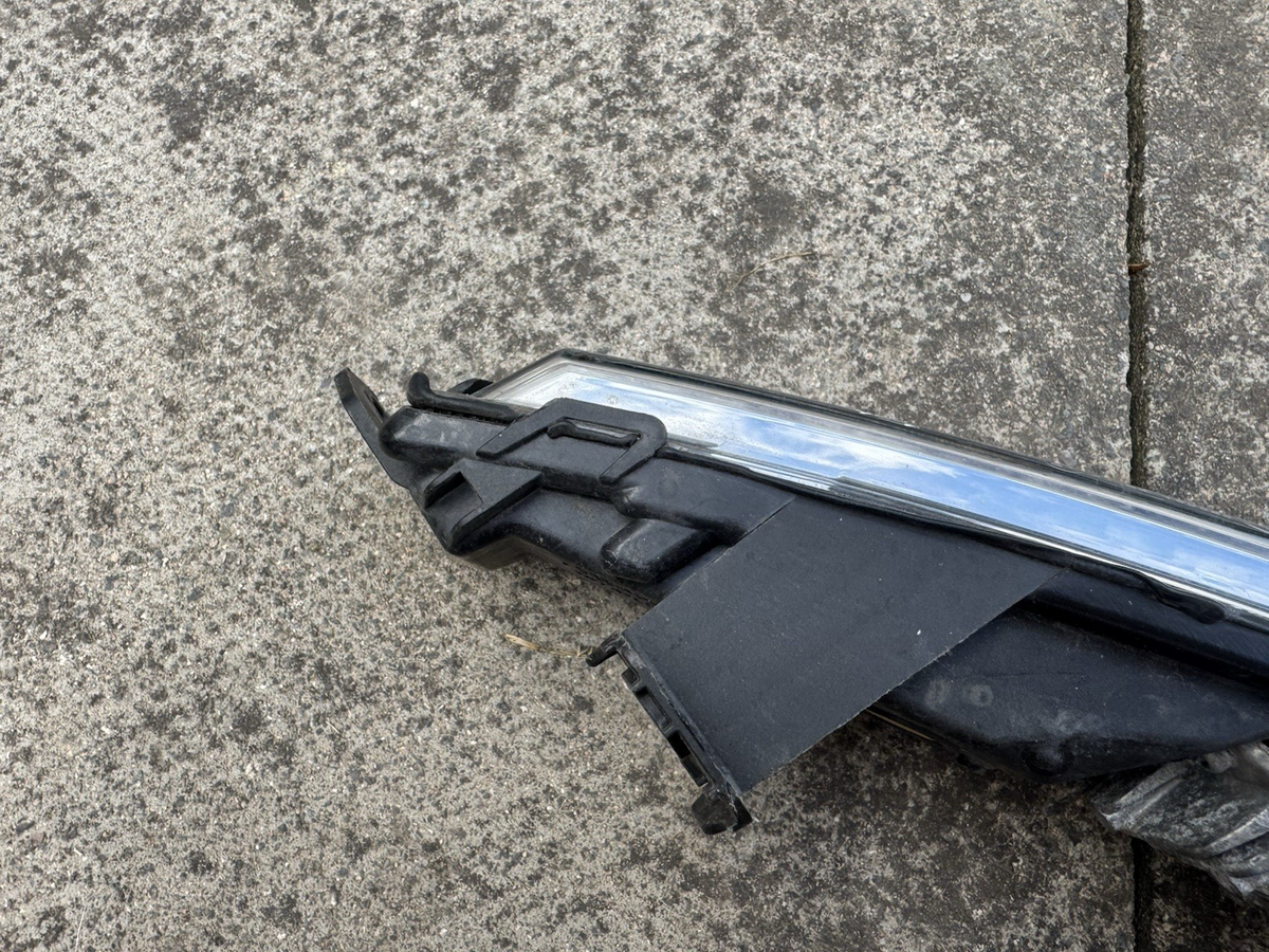ĐÈN SƯƠNG MÙ TÍCH HỢP ĐÈN BAN NGÀY DRL TRƯỚC BÊN PHẢI CHÍNH HÃNG LAND ROVER DISCOVERY HK83-15200-AF