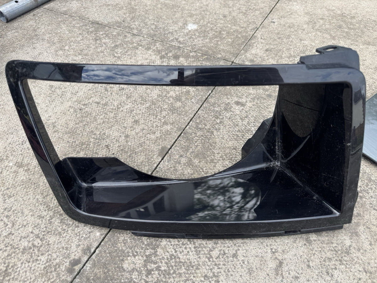 Land Rover Defender Headlight Surround Right 20 ON L8B2-13C024-B L663 Damaged