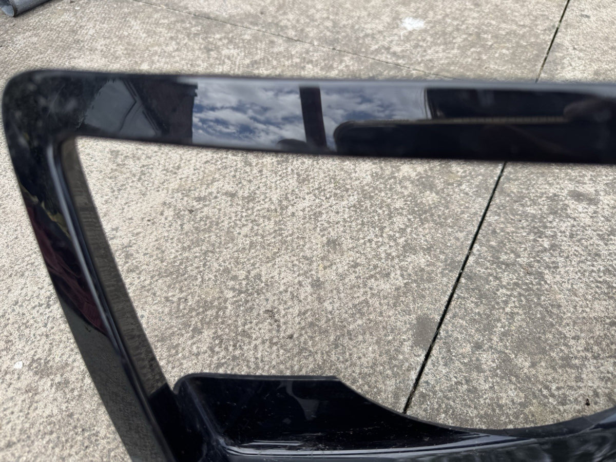 Land Rover Defender Headlight Surround Right 20 ON L8B2-13C024-B L663 Damaged