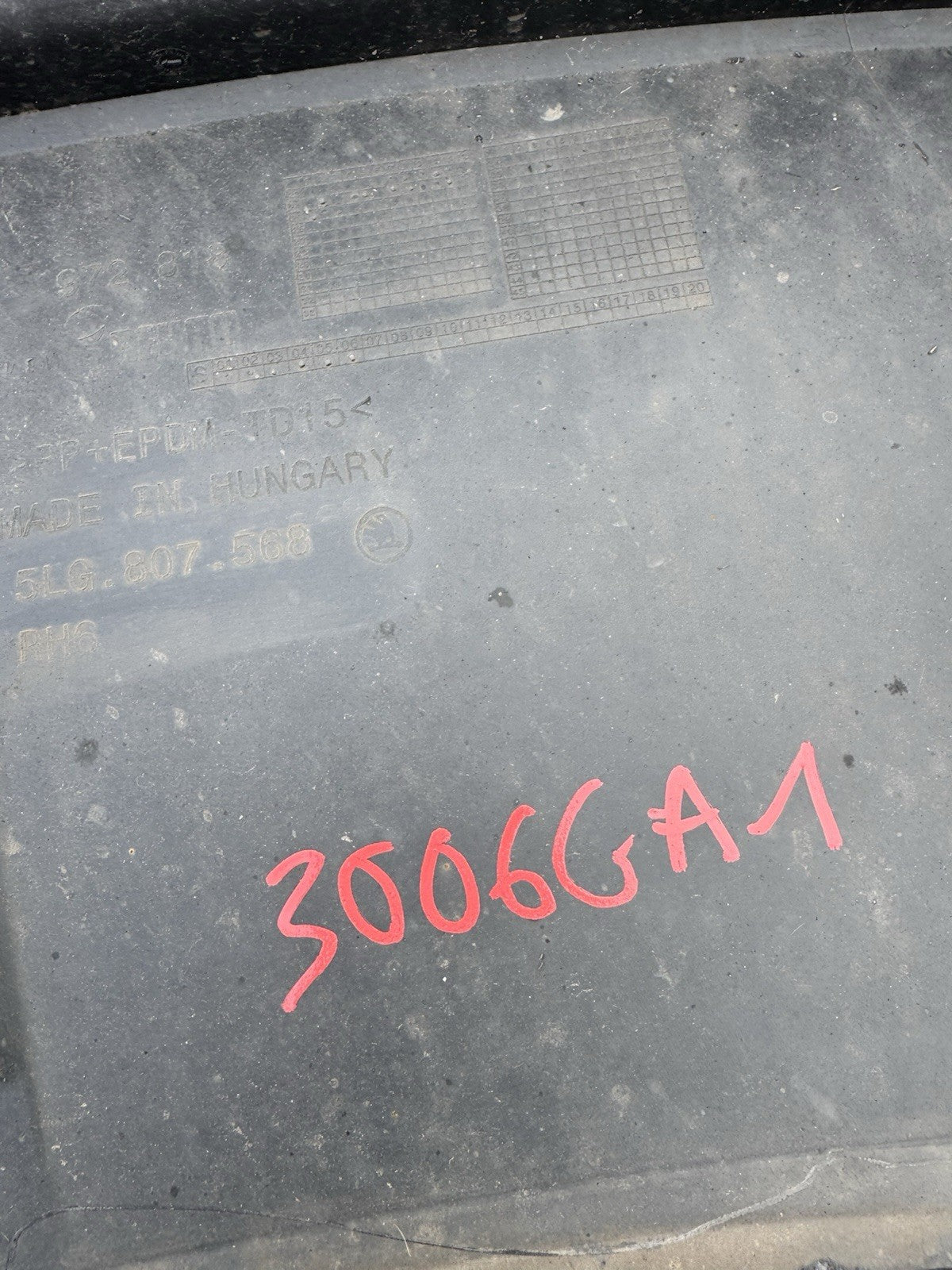 Lip chia pô cản sau Skoda Enyaq iV 5LG807568