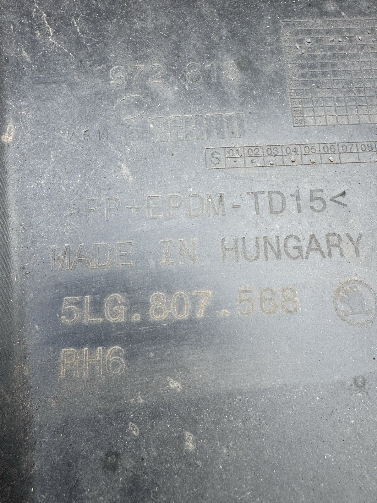 Lip chia pô cản sau Skoda Enyaq iV 5LG807568