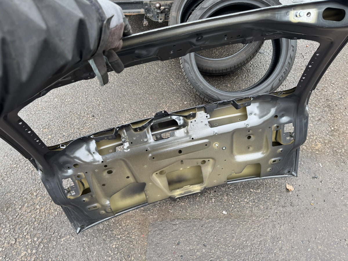 Land Rover discovery sport tail gate lk72-45155-ac small dents needs repair