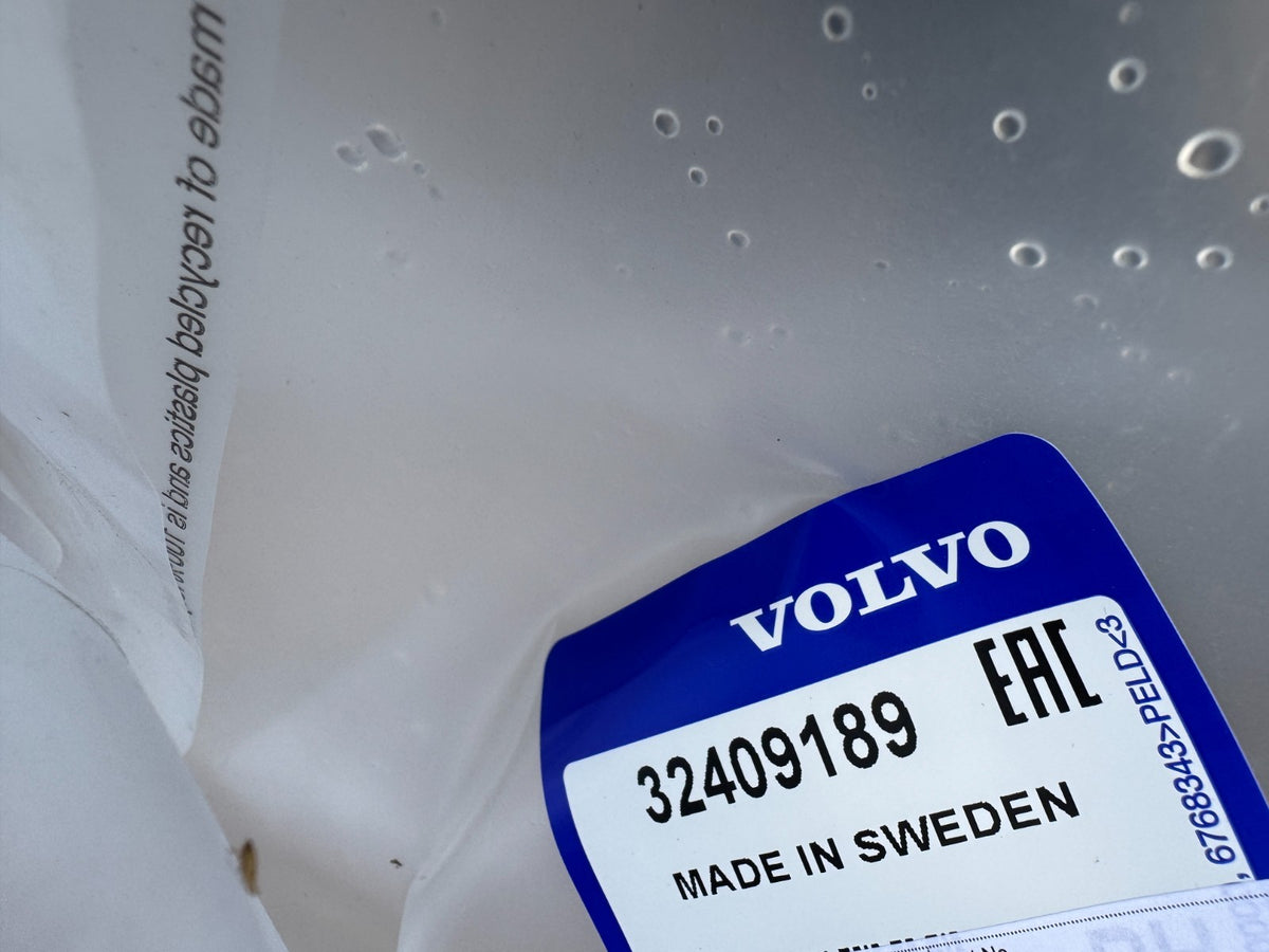 VOLVO XC40 536 Front Right Fender Arch Trim  32409189 NEW GENUINE